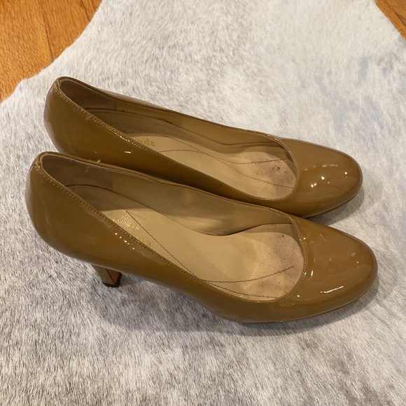 Kate Spade women’s tan patent leather heals size 6 - Picture 2 of 5